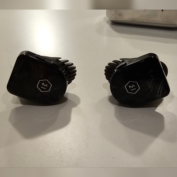 Master & Dynamic MW07 plus earbuds - Picture 5 of 9